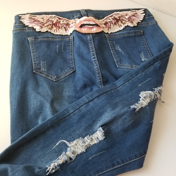Distressed Stretchy Blue Jean with Back Embroidered Lips Wings Decor Large New - Picture 2 of 10